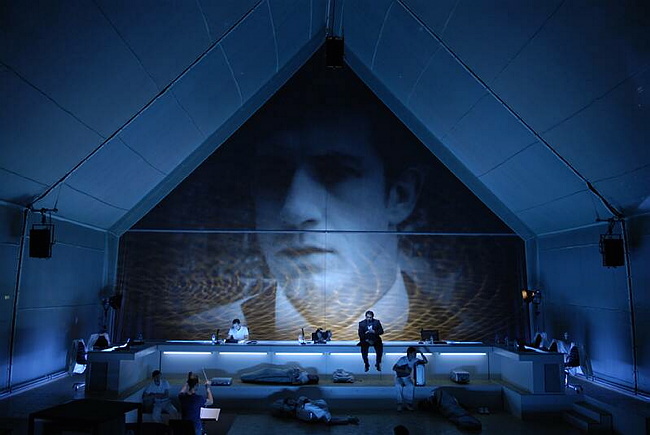 Unter Eis, opéra, livret de Falk Richter, composition de Jörn Arnecke © Arno Declair