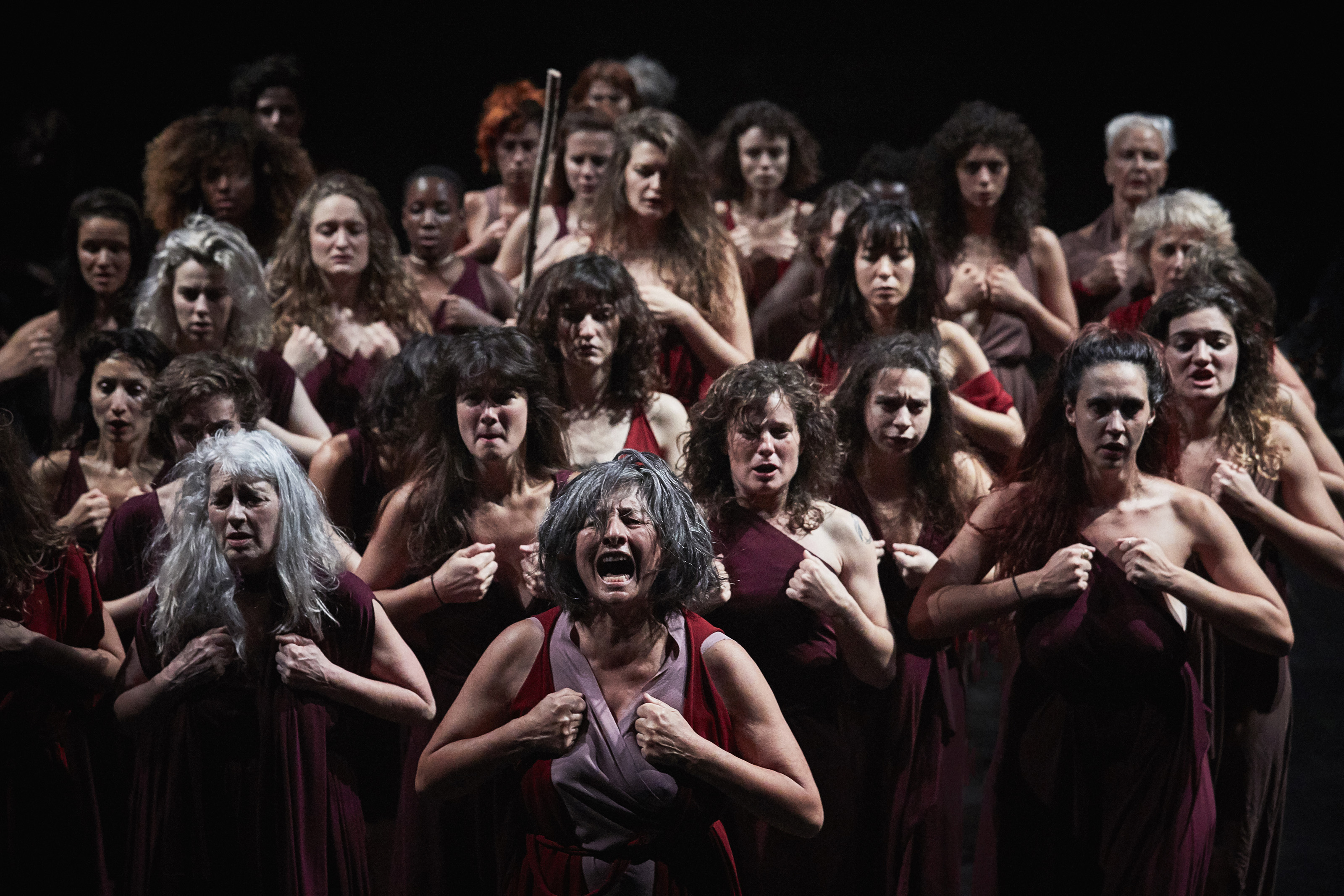choeur de femmes qui crient et de tapent le torse